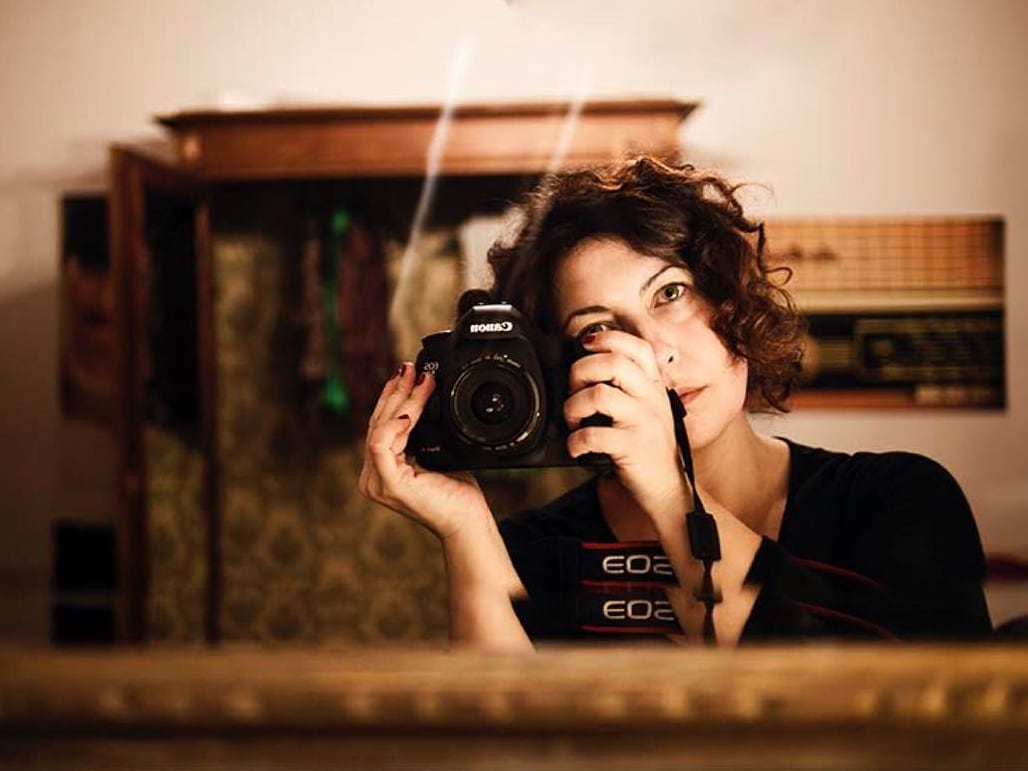 un autoritratto di Fiorella Sanna, che si fotografa in uno specchio con una macchina fotografica Canon 5D