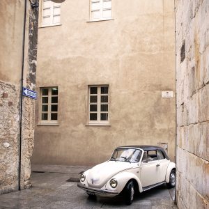 Inversione sentimentale Un Maggiolino bianco, perfettamente restaurato, sbuca da una curva con esitazione geometrica. È pomeriggio inoltrato nel quartiere Castello di Cagliari