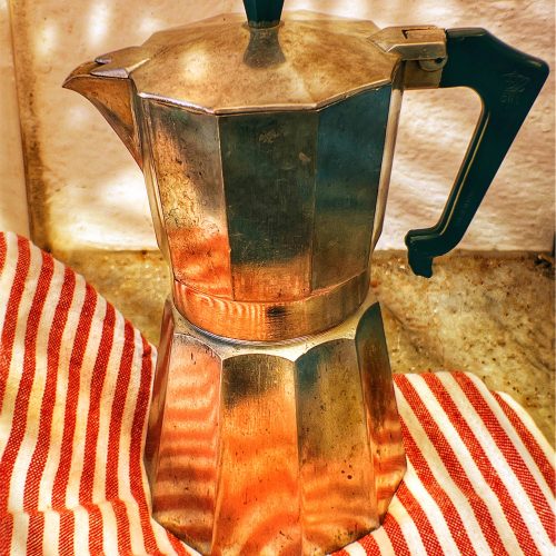 moka concept una moka poggiata su un telo a righe in cucina