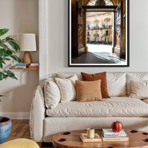 muru muru aria siciliana ambientato 01 stampa di uno scorcio pieno di luce e fascino senza tempo: le porte aperte del Duomo di Siracusa incorniciano la piazza inondata dal sole, con i suoi palazzi barocchi, ambientata in un soggiorno