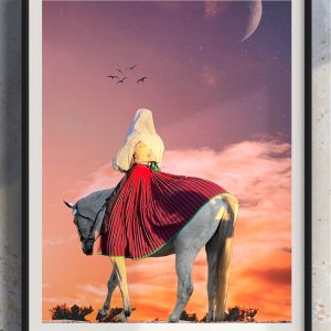 muru muru bellas 1 cornice immagine di una donna a cavallo, avvolta nei colori intensi del costume tradizionale sardo, attraversa un paesaggio incantato al tramonto, all'interno di una cornice nera