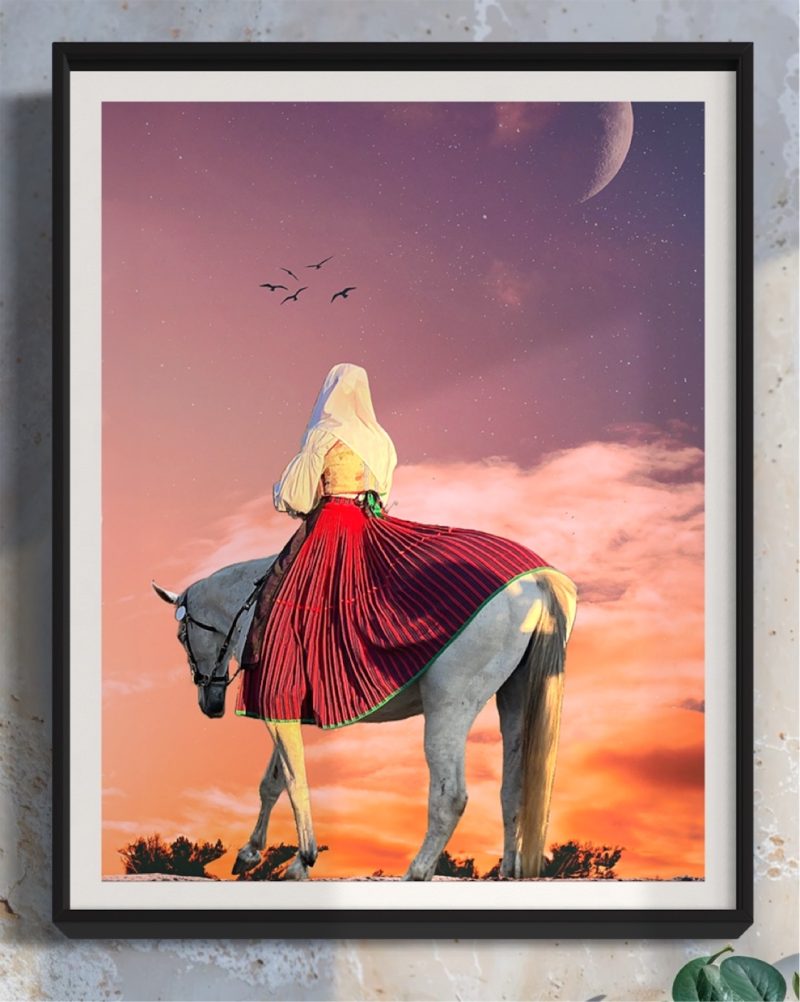 muru muru bellas 1 cornice immagine di una donna a cavallo, avvolta nei colori intensi del costume tradizionale sardo, attraversa un paesaggio incantato al tramonto, all'interno di una cornice nera