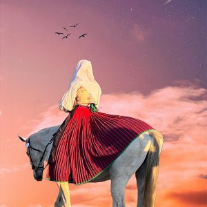 muru muru bellas 1 immagine una donna a cavallo, avvolta nei colori intensi del costume tradizionale sardo, attraversa un paesaggio incantato al tramonto