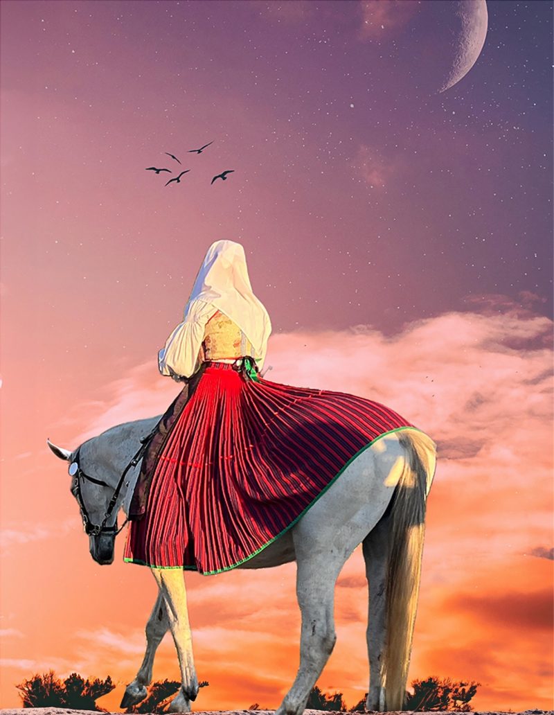muru muru bellas 1 immagine una donna a cavallo, avvolta nei colori intensi del costume tradizionale sardo, attraversa un paesaggio incantato al tramonto