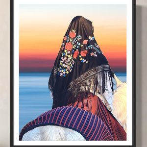 muru muru bellas tramonto cornice stampa di Una figura elegante e misteriosa cavalca verso l’orizzonte, avvolta in un mantello nero ricamato con un motivo a fiori, all'interno di una cornice nera