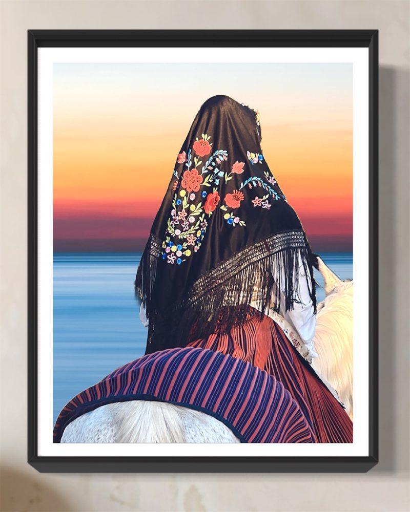 muru muru bellas tramonto cornice stampa di Una figura elegante e misteriosa cavalca verso l’orizzonte, avvolta in un mantello nero ricamato con un motivo a fiori, all'interno di una cornice nera