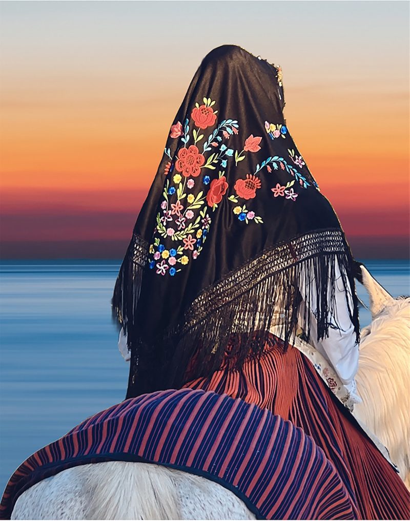 muru muru bellas tramonto immagine Una figura elegante e misteriosa cavalca verso l’orizzonte, avvolta in un mantello nero ricamato con un motivo a fiori