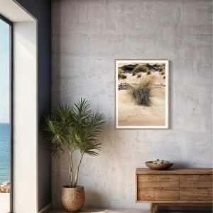 muru muru dune del sud ambientata stampa incorniciata con ciuffi di graminacee spuntano da una duna in Sardegna, ambientata all'interno di una casa moderna