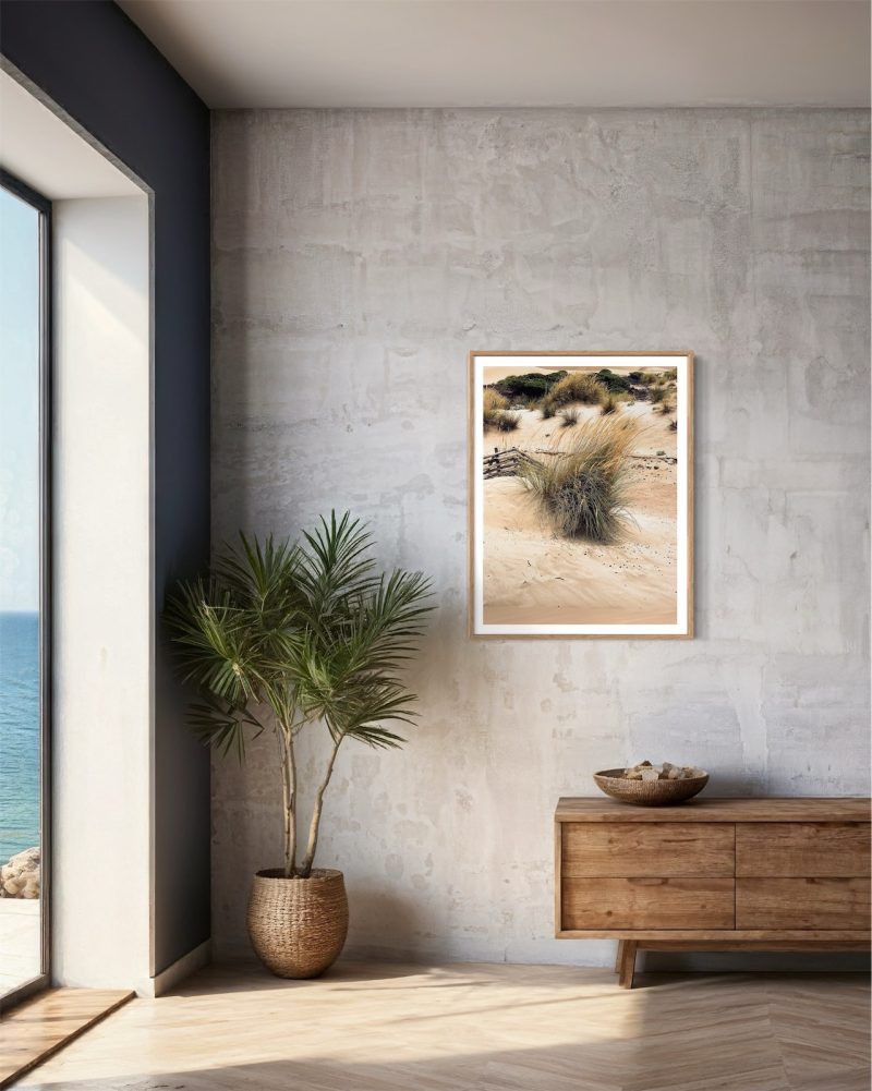 muru muru dune del sud ambientata stampa incorniciata con ciuffi di graminacee spuntano da una duna in Sardegna, ambientata all'interno di una casa moderna