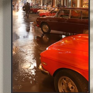 stampa incorniciata di un raduno di auto d'epoca in una città con strade bagnate dalla pioggia
