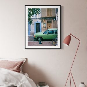 muru muru poesia urbana ambientata stampa di un’auto color pistacchio, due portoni e un collage di giornali d’epoca l'immagine di un'attrice, appesa in una camera da letto minimalista