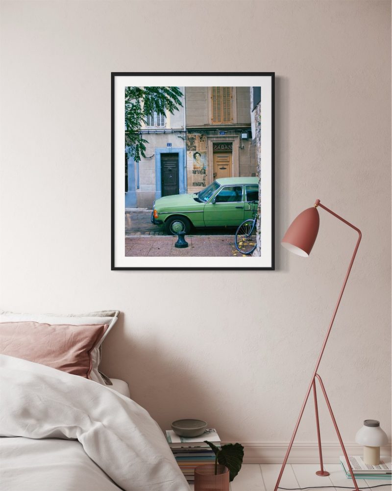 muru muru poesia urbana ambientata stampa di un’auto color pistacchio, due portoni e un collage di giornali d’epoca l'immagine di un'attrice, appesa in una camera da letto minimalista