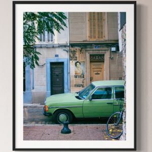 muru muru poesia urbana cornice stampa incorniciata di un’auto color pistacchio, due portoni e un collage di giornali d’epoca l'immagine di un'attrice