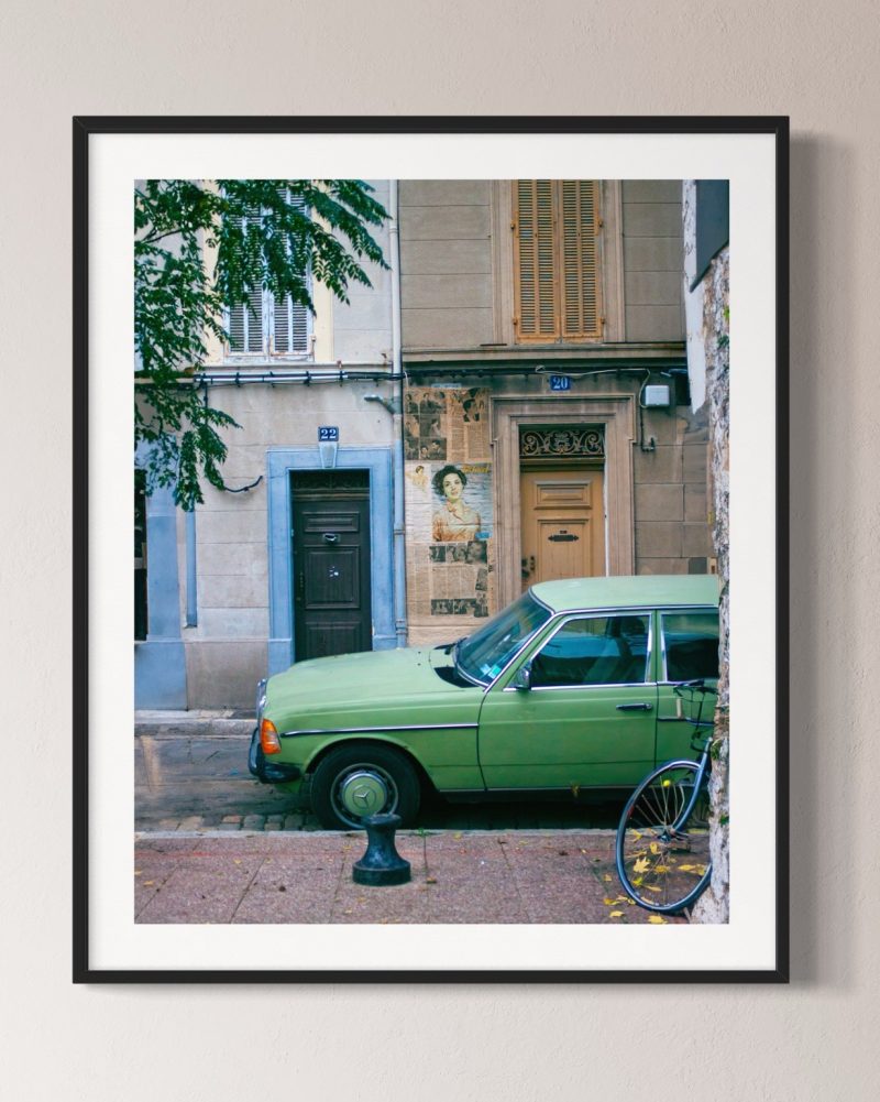 muru muru poesia urbana cornice stampa incorniciata di un’auto color pistacchio, due portoni e un collage di giornali d’epoca l'immagine di un'attrice