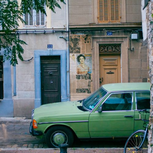 muru muru poesia urbana immagine un’auto color pistacchio, due portoni e un collage di giornali d’epoca l'immagine di un'attrice