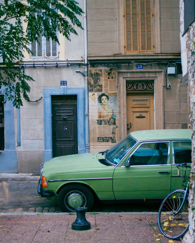 muru muru poesia urbana immagine un’auto color pistacchio, due portoni e un collage di giornali d’epoca l'immagine di un'attrice