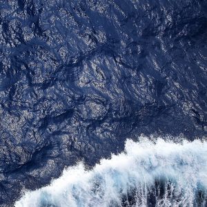muru muru tra due isole immagine onde viste dall'alto di un traghetto si infrangono sull'azzurro del mare mediterraneo